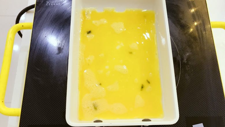 宝宝辅食:海苔肉松厚蛋烧-12M+,用中火烧热锅,刷少许油,倒入一半左右蛋液,摊满锅底,马上转小火。
》小芽用的是厚蛋烧的锅,直接用平底不粘锅也可以哈,一定要先热锅,不要加太多