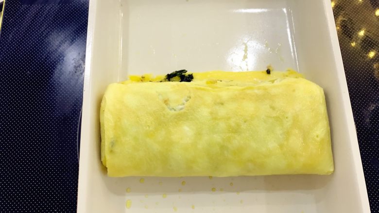 宝宝辅食:海苔肉松厚蛋烧-12M+,稍稍再小火烘1分钟左右,等蛋液熟透即可出锅,用刀切段。