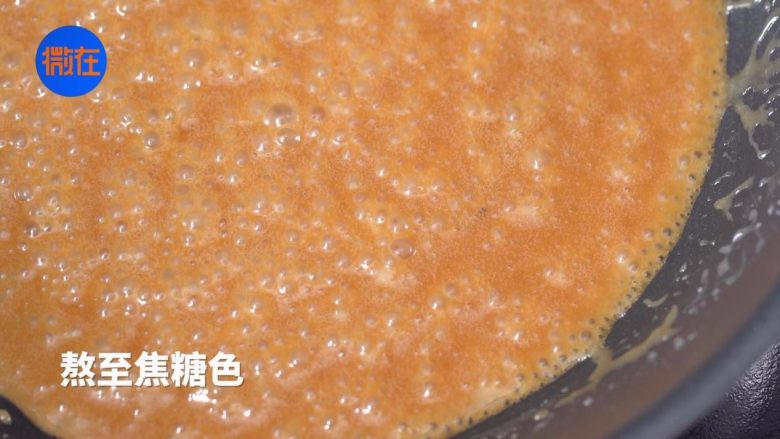 菠萝吃出新花样，硬菜主食甜点全包啦,4.黄油10克，白砂糖40克，<a style='color:red;display:inline-block;' href='/shicai/ 865'>蜂蜜</a>1勺，搅拌融化，熬至焦糖色。