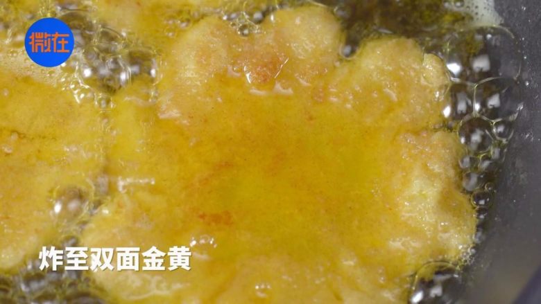 菠萝吃出新花样,硬菜主食甜点全包啦,5.热锅凉油,炸至双面金黄。