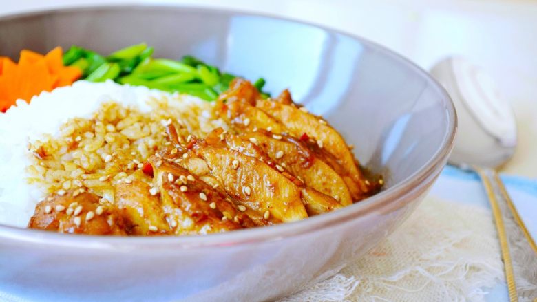 秘制鸡腿饭,好吃又营养,简单还兼具颜值~,盛一碗饭
把鸡腿铺在旁边,
淋上汤汁,撒上<a style='color:red;display:inline-block;' href='/shicai/ 666'>芝麻</a>,
再用青菜和胡萝卜妆点,
是不是就更有范儿了~