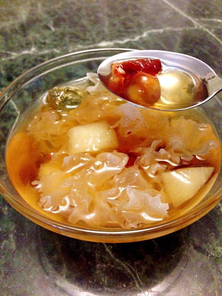 桃胶蔓越梅银耳炖雪梨,放入梨和<a style='color:red;display:inline-block;' href='/shicai/ 2140'>蔓越梅</a>，再炖半小时，出锅。