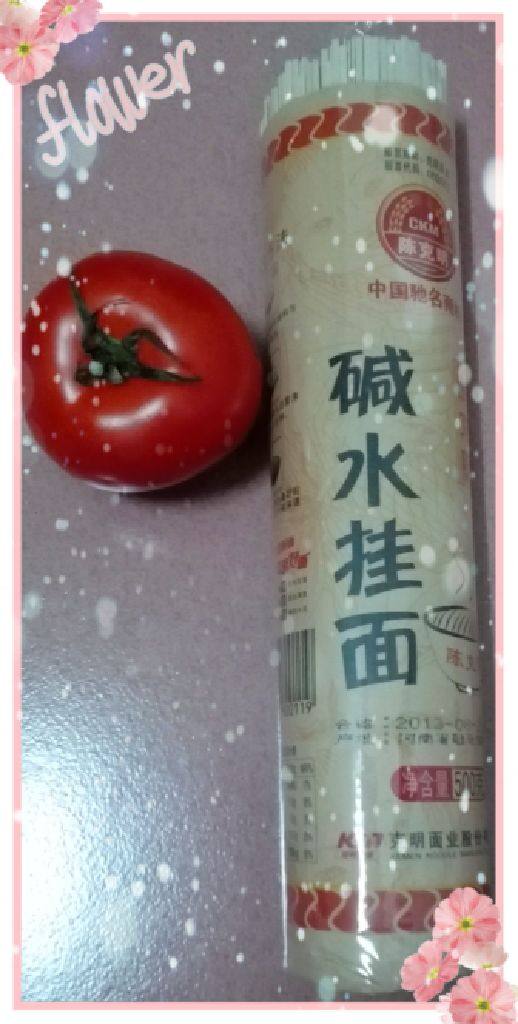 西红柿瘦肉面汤,起火，上锅，锅里倒入少许油，放入两姜片热出香味即可把姜片捞起扔掉，接着倒入切好的西红柿块炒至稍微熟，然后加入清水煮，煮开后加入少许盐搅拌，接着轻轻的放入挂了，要用筷子搅拌几下，在面条七分熟的时候马上加入瘦肉片和葱花再用筷子搅拌至熟即可关火，关火后撒少许的花胡椒粉拌均匀再撒上香菜就可食用啦