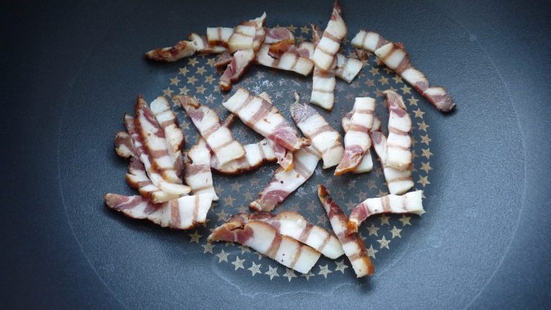 腊肉藜麦沙拉,热一干锅,把腊肉放锅里