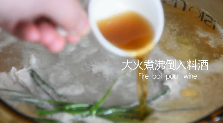 苏州樱桃肉,酥烂入味,色香味俱佳!,大火煮沸后倒入<a style='color:red;display:inline-block;' href='/shicai/ 718'>料酒</a>