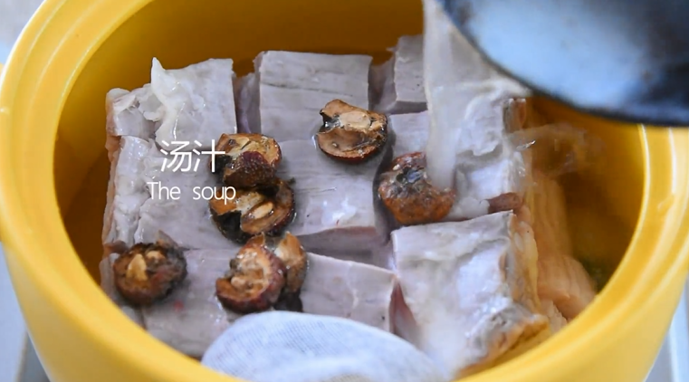 苏州樱桃肉,酥烂入味,色香味俱佳!,放入<a style='color:red;display:inline-block;' href='/shicai/ 599'>山楂</a>、红曲米、汤汁