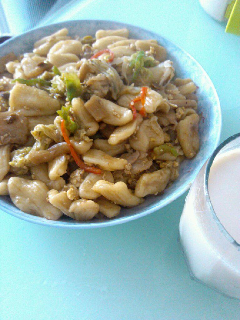 养胃面食:猫耳朵,好了，开炒吧，炒就简单了，热锅凉油，小火煸出五花肉的油，下<a style='color:red;display:inline-block;' href='/shicai/ 5035'>辣酱</a>炒香放菜心<a style='color:red;display:inline-block;' href='/shicai/ 8778'>尖椒</a>大火爆炒，中途下盐<a style='color:red;display:inline-block;' href='/shicai/ 10588'>糖</a><a style='color:red;display:inline-block;' href='/shicai/ 756'>鸡精</a>耗油调味，炒至八成熟倒入猫耳朵继续翻炒至菜面，还有汤汁充分混合入味后，撒少许醋，关火出锅，我配了花生红枣豆浆，大家可以做蛋花汤搭配食用！虽然拍的颜色差了些，可是味道真心很赞！重要的是健康养胃哦