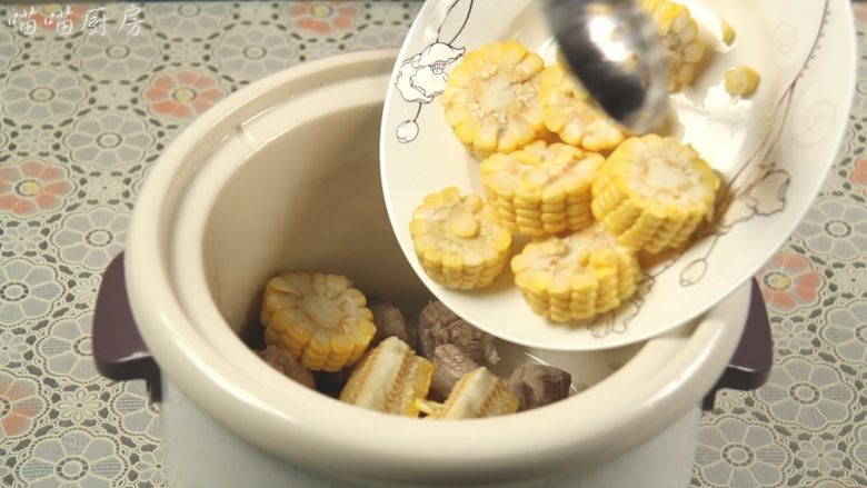 胡萝卜玉米排骨汤,加入切好的玉米段。