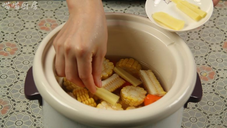 胡萝卜玉米排骨汤,倒入适量的水,没过食材,然后放入姜片。