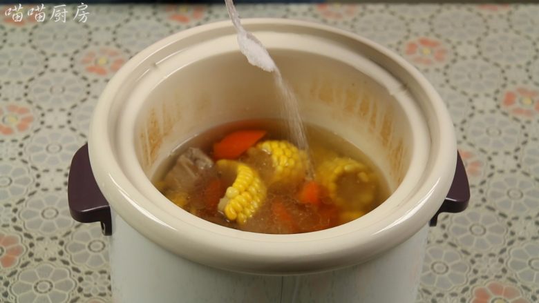胡萝卜玉米排骨汤,‘煲汤’程序结束后,加入适量的盐调味。