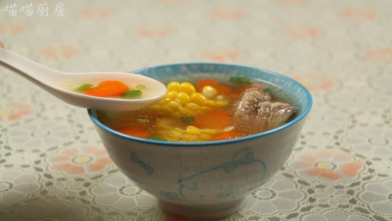 胡萝卜玉米排骨汤,把汤盛入碗里,撒上少许的葱花,即可食用。