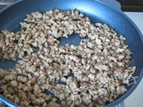 意式肉酱面,烧热平底锅,加入1大勺<a style='color:red;display:inline-block;' href='/shicai/ 851'>橄榄油</a>,中小火煸炒肉末,炒至肉末呈金黄色,盛出备用
