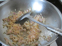 意式肉酱面,另起一炒锅,加入1大勺橄榄油,爆香蒜末和洋葱