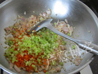 意式肉酱面,下入西芹末和胡萝卜丁,煸炒至出香味儿