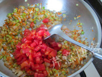 意式肉酱面,下入西红柿丁,翻炒均匀