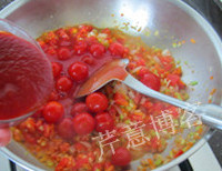 意式肉酱面,加入<a style='color:red;display:inline-block;' href='/shicai/ 699'>番茄酱</a>,大火翻炒,边炒边把番茄粒压碎