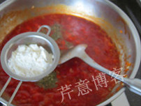 意式肉酱面,筛入<a style='color:red;display:inline-block;' href='/shicai/ 519'>面粉</a>