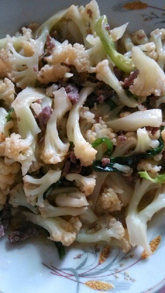 菜花炒牛肉,<a style='color:red;display:inline-block;' href='/shicai/ 63'>菜花</a>破碎用盐水泡20分钟后洗干净待用，<a style='color:red;display:inline-block;' href='/shicai/ 216'>牛肉</a>切碎条用盐（够<a style='color:red;display:inline-block;' href='/shicai/ 216'>牛肉</a>的味）、<a style='color:red;display:inline-block;' href='/shicai/ 692'>酱油</a>、姜末、生粉腌制15分钟