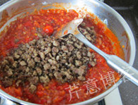意式肉酱面,加入炒好的肉末,翻炒均匀