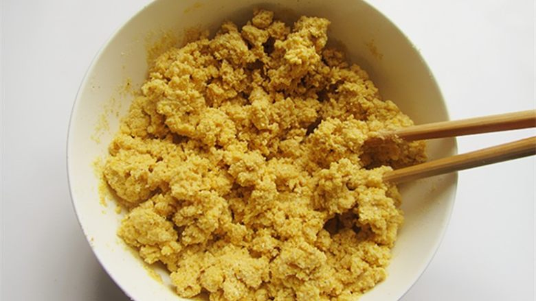 玉米馅葱香饼,玉米馅制作,热开水分次倒入<a style='color:red;display:inline-block;' href='/shicai/ 505'>玉米面</a>内快速搅拌成湿润的絮状便可以,然后加一勺油一勺胡椒粉再搅拌均匀