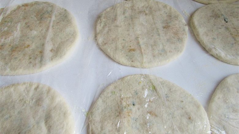 玉米馅葱香饼,所有的都做好后,盖上保鲜膜饧发十五分钟左右,放在电饼铛上烙熟即可