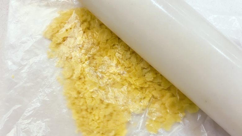 宝宝辅食:宝宝版健康鸡米花-24M+ ,腌制鸡肉时将玉米片用擀面杖压碎,没有或买不到好的即食玉米片的,可以用即食燕麦片(也需压碎)或面包糠代替。
》玉米片色泽更黄更酥脆些。