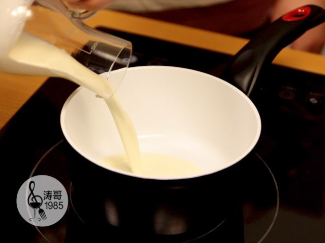 基础滴落蛋糕,可以做出无限种高大上的造型,25、在冷藏期间准备巧克力淋酱用来做滴落效果,在一个小奶锅里倒入<a style='color:red;display:inline-block;' href='/shicai/ 48409'>动物淡奶油</a>