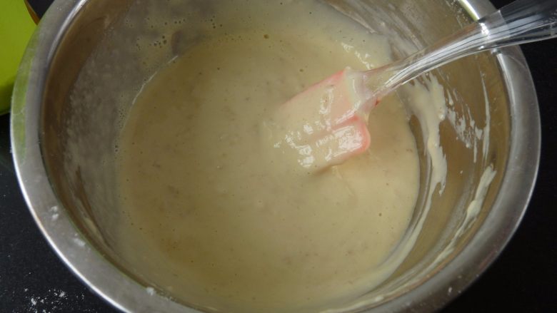 燕麦香蕉卷,把香蕉奶液注入面粉内,加两匙的山茶油,拌至均匀