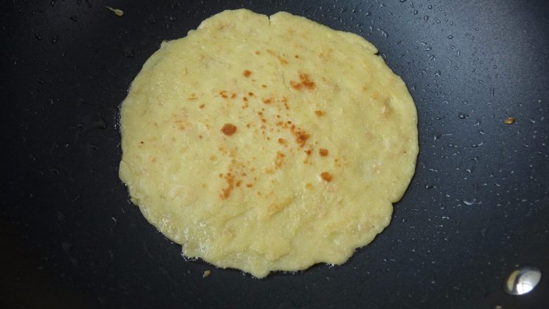 燕麦香蕉卷,倒入适量的香蕉粉浆,两面煎至凝固,稍带金黄即可关火,取出晾凉