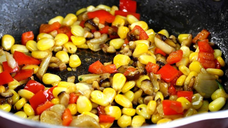大鱼大肉轰炸后,你需要一盘清新素什锦,下香菇丁,中小火煸炒,至香菇有些出汤变软后下剥好的玉米粒,借助香菇出的汤汁边炒边煮直至玉米粒完全变色成熟。最后下尖椒丁,调入半克的盐和适量的