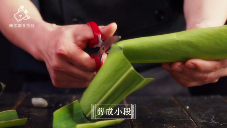 清明吃叶儿粑,童年味道唤醒舌尖上的乡愁,一张叶儿粑叶洗净剪成小段,搁置备用