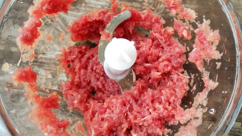 莲藕胡萝卜肉蛋卷,<a style='color:red;display:inline-block;' href='/shicai/ 4430'>里脊肉</a>切成小块翻入料理机里打成肉末,也可以用刀剁碎。