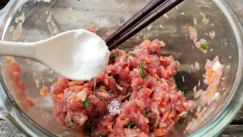 莲藕胡萝卜肉蛋卷,加入少许食盐。