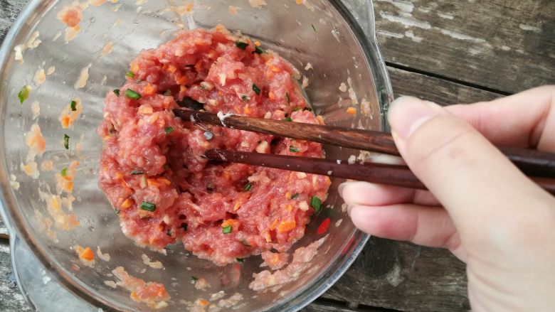 莲藕胡萝卜肉蛋卷,继续拌至上劲,使肉质更紧致更嫩滑。