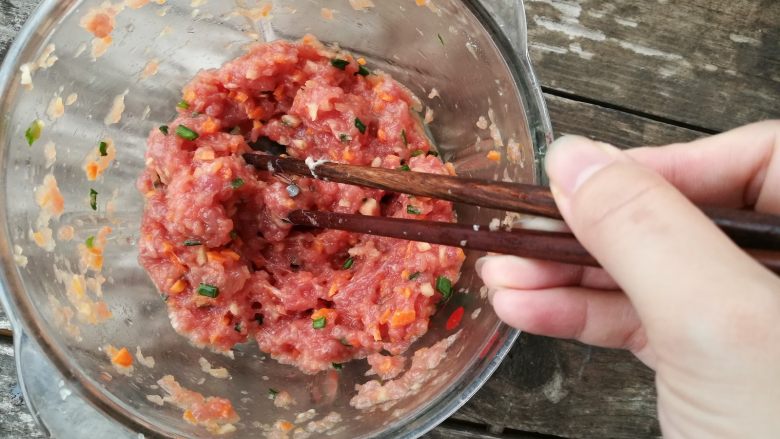 莲藕胡萝卜肉蛋卷,继续拌至上劲，使肉质更紧致更嫩滑。