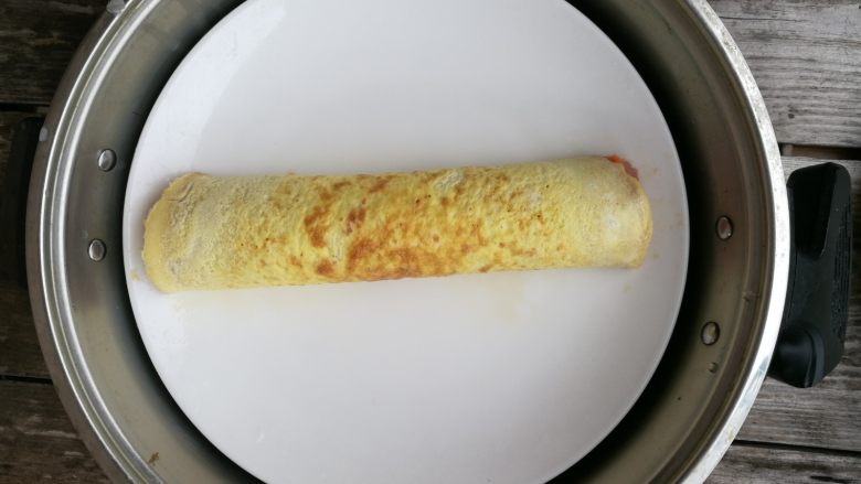 莲藕胡萝卜肉蛋卷,锅里烧开水,放入肉卷蒸15-20分钟。