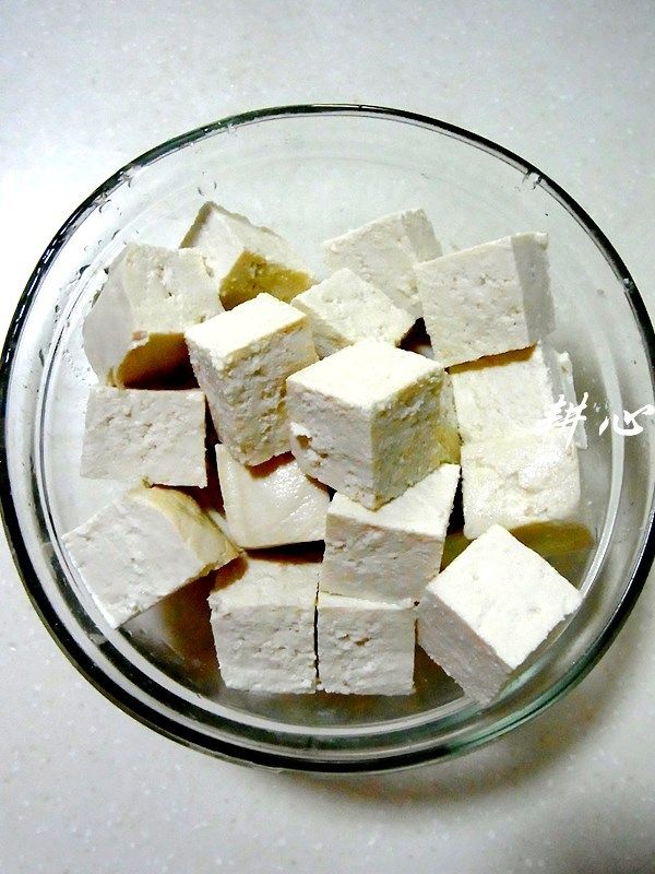 香椿豆腐汤,<a style='color:red;display:inline-block;' href='/shicai/ 465'>豆腐</a>择洗干净,切大粒。