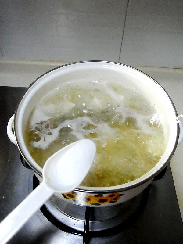 香椿豆腐汤,揭盖,加入食盐。