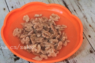 琥珀桃仁(烤箱版),将核桃焯水3分钟,去除涩味,捞出后在冷水里过凉