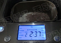 巧克力奶吐司煎蛋 ,接通电源,启动面包机程序 【2】。全程 2小时 37分钟。