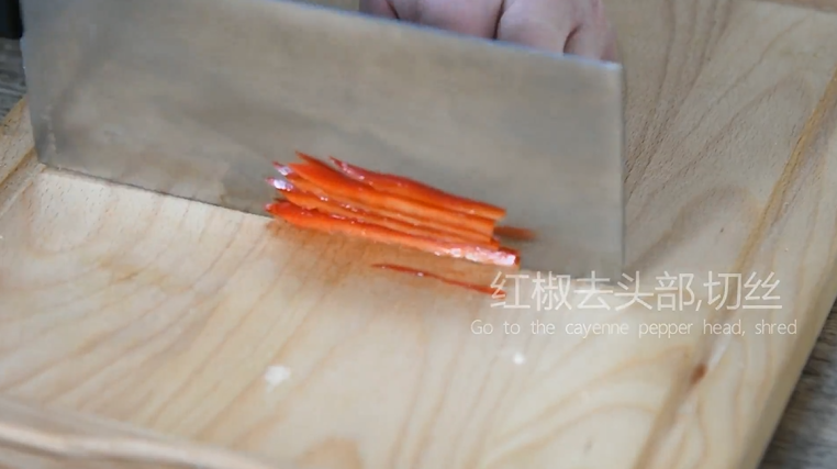 2分钟学会这道网红菜——蓑衣黄瓜,红椒去头,切丝