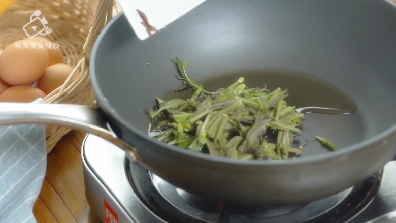 香椿炒鸡蛋,春季食补新主张,加入香椿