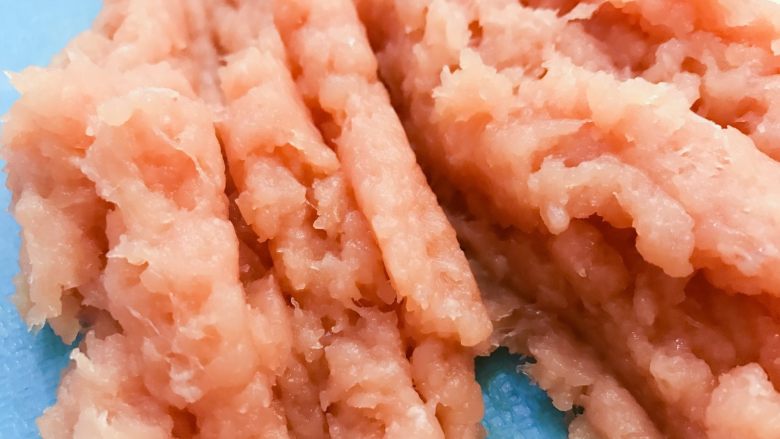 宝宝辅食:猪肉脯-30M+ ,购买新鲜猪里脊肉,用刀剁成肉馅,剁细腻一点哦。
