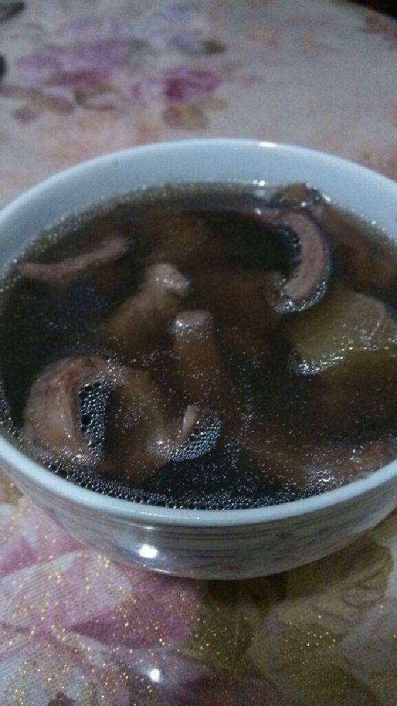 去湿汤,所以材料一起倒进砂锅中加三片姜,煲上4小时即可