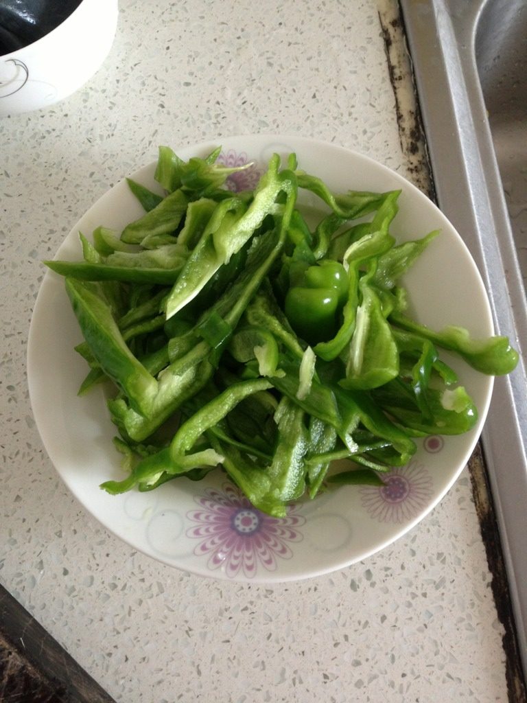 家常臭豆腐干,如图：<a style='color:red;display:inline-block;' href='/shicai/ 61'>青椒</a>洗净切好