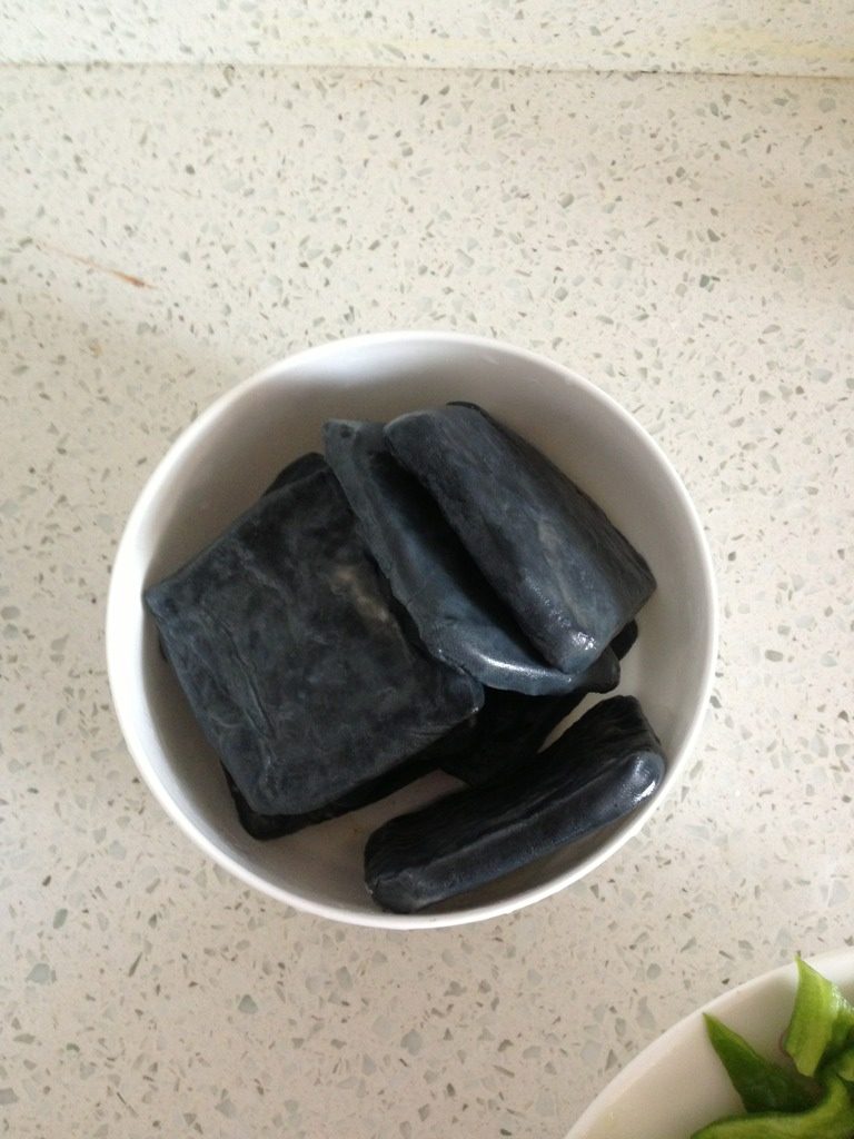家常臭豆腐干,如图：臭豆腐干多冲几次水，切好。