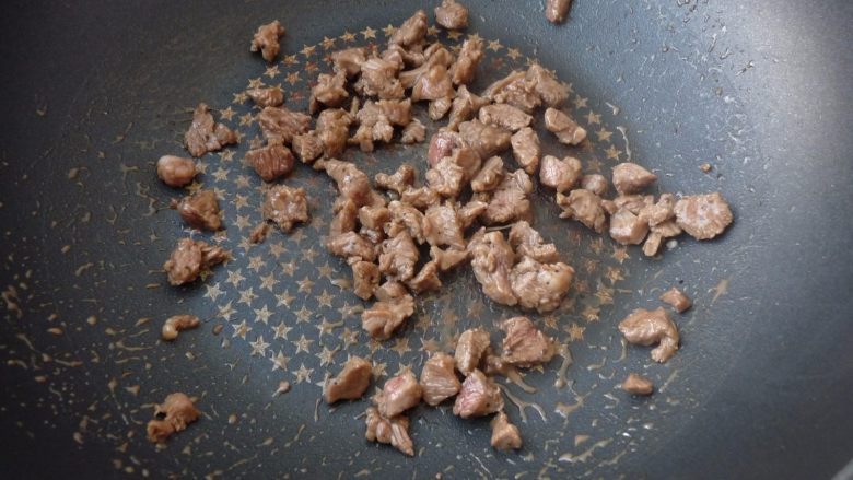 不用装就很嫩~黑椒羊肉披萨,羊肉炒至刚熟