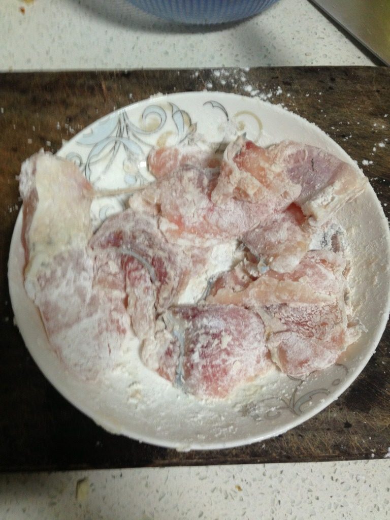 茄汁鱼片,如图：<a style='color:red;display:inline-block;' href='/shicai/ 339'>鱼片</a>用料酒，生姜，蒜瓣腌制15分钟。沥干抓匀生粉。