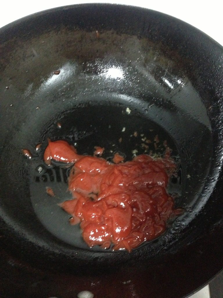 茄汁鱼片,如图：炒<a style='color:red;display:inline-block;' href='/shicai/ 699'>番茄酱</a>，放少许盐，<a style='color:red;display:inline-block;' href='/shicai/ 10588'>糖</a>。