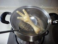 番茄洋葱凤爪汤,将择洗干净的<a style='color:red;display:inline-block;' href='/shicai/ 108'>鸡脚</a>焯烫一遍，再次洗净。